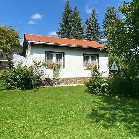 Ferienhaus In Mit Moeblierter Terrasse Hébergement de vacances *